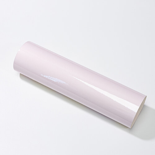 List lepicí fólie měnící barvu z průhledné na růžovou