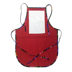 Zaoblená kuchyňská zástěra s kapsou na druk - červená s barevným lemováním - černé slovanské květy