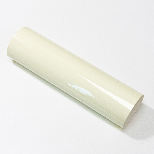 List lepicí fólie měnící barvu z krémové na žlutou