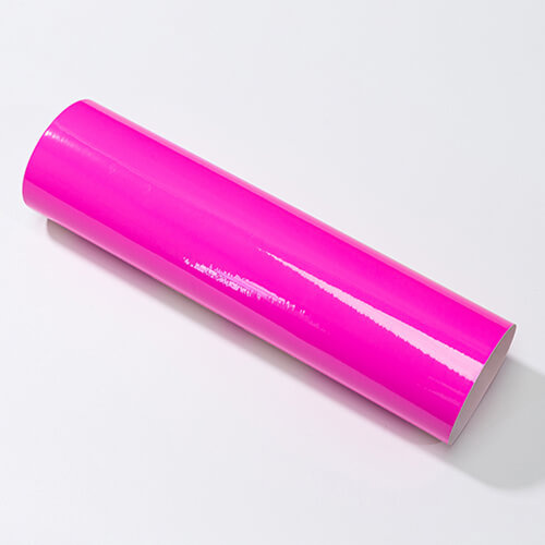 List lepicí fólie měnící barvu z růžové na fialovou