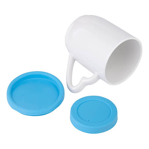 Hrnek 360 ml s modrým silikonovým víčkem a podstavcem (sublimace)