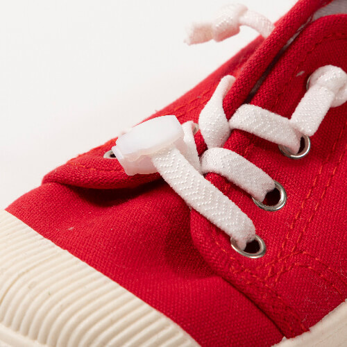 Plastová přezka na tkaničky