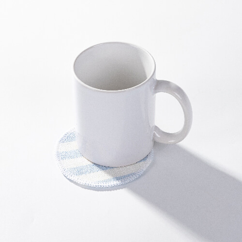 Lněná podložka pod hrnek Ø 10 cm krémová s modrými pruhy pro sublimaci