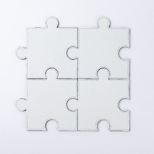 Kožená podložka pod hrnek ve tvaru puzzle pro sublimaci - bílá