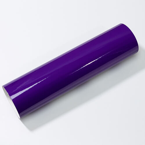 List lepicí fólie měnící barvu z fialové na růžovou