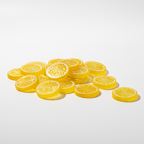 Umělý plátek citronu se žlutou kůrou