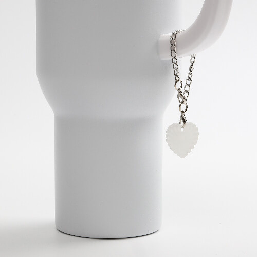 Akrylová visačka na hrnek pro sublimaci - roztřepené srdce na řetízku