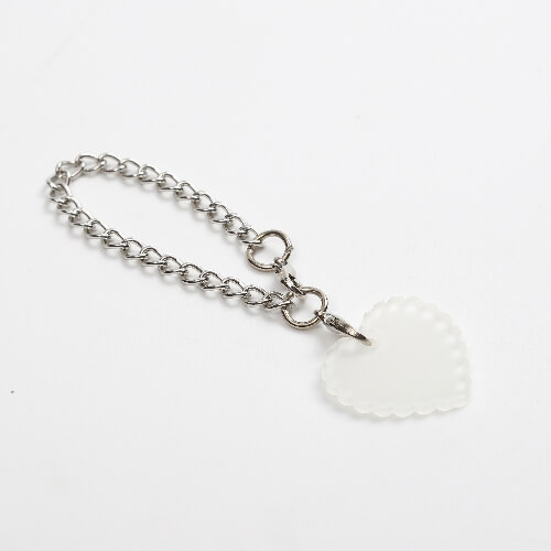 Akrylová visačka na hrnek pro sublimaci - roztřepené srdce na řetízku