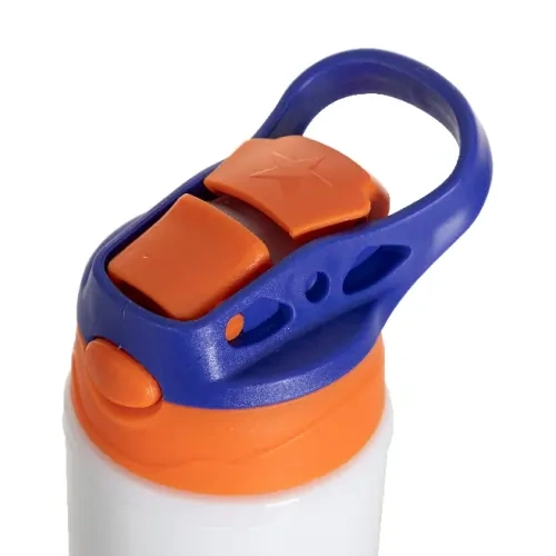 Bílá hliníková láhev o objemu 500 ml s oranžovým uzávěrem a tmavě modrou rukojetí pro sublimaci