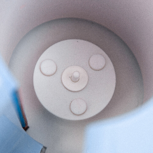 Automatický lis na šálky o objemu 330 ml a 450 ml