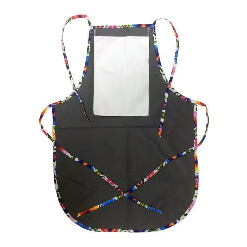 Zaoblená kuchyňská zástěra s kapsou na druk - šedá s barevným lemováním - bílé slovanské květy