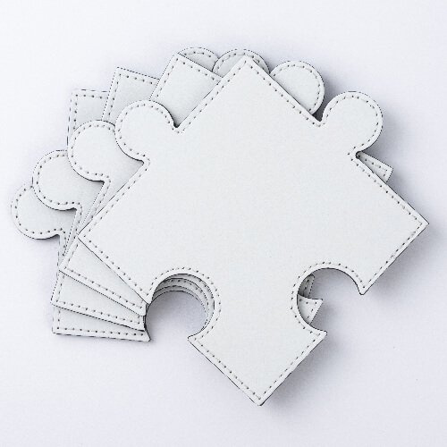 Kožená podložka pod hrnek ve tvaru puzzle pro sublimaci - bílá