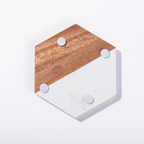 Sada 4 šestiúhelníkových podšálků z mramoru a dřeva pro gravírování